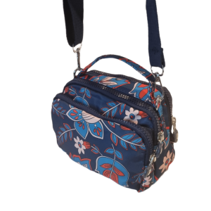 BOLSA LATERAL COM UMA ALÇA DE MÃO E ALÇA REGULÁVEL ESTAMPADA